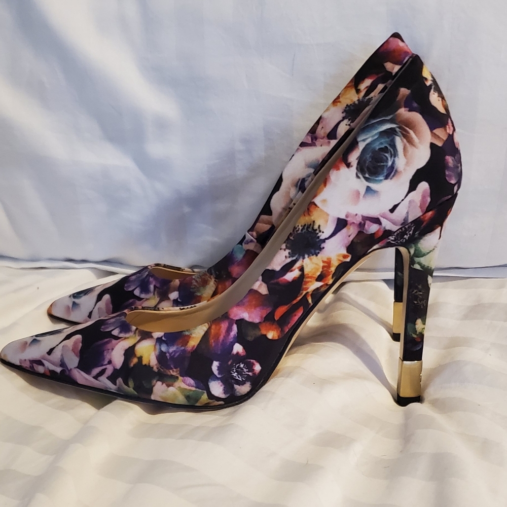 Guess Babbitta Floral Pointed Toe Pumps